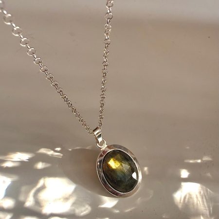 שרשרת אבן לברדורייט