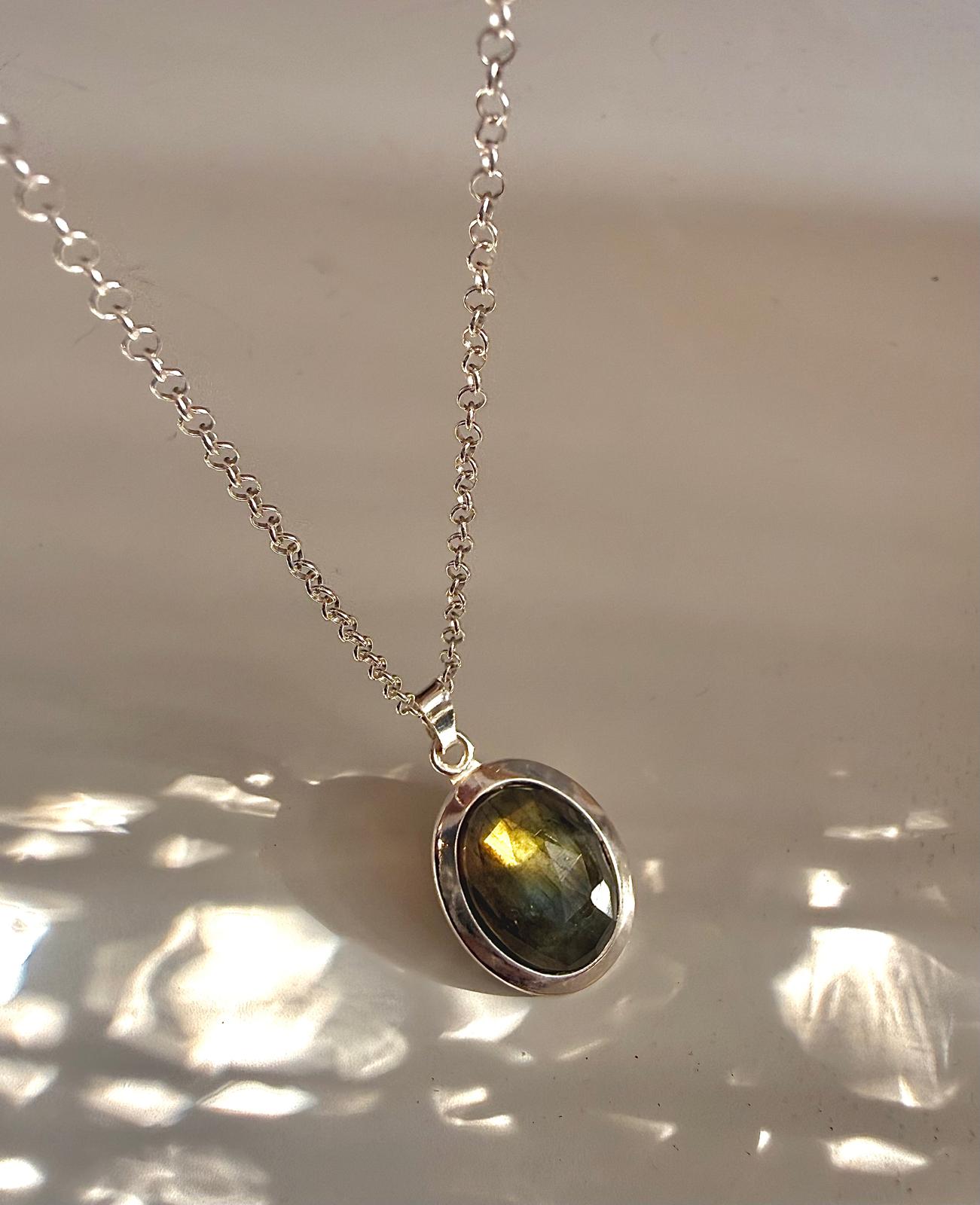 שרשרת אבן לברדורייט